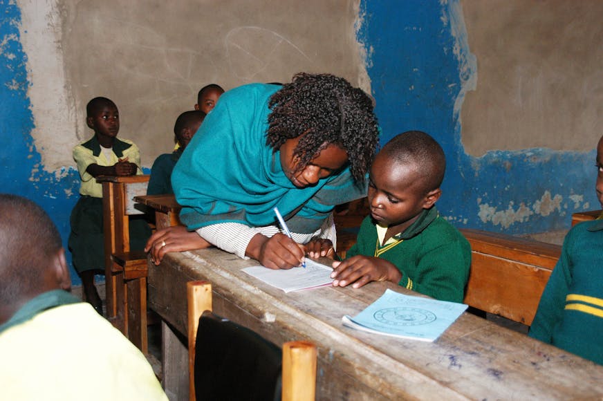 Chartine krijgt hulp van de juf