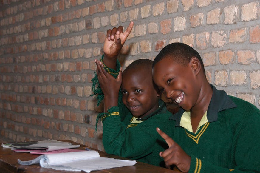 Chartine in de klas met haar hand omhoog