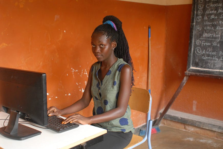 Jaurhara studeert achter haar computer