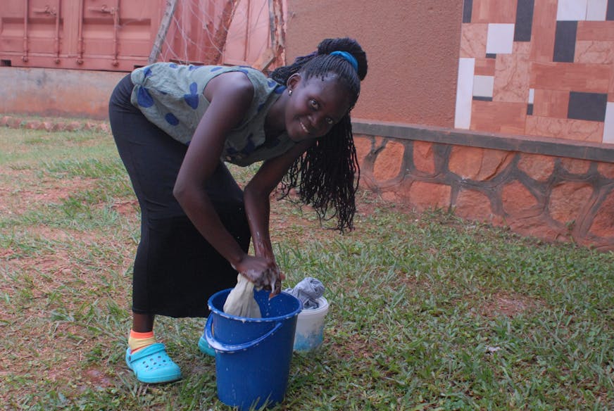 Jauhara helpt thuis met het huishouden