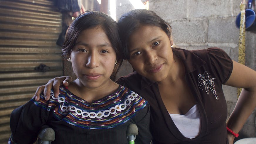 Manuela met haar oudste zus Juana