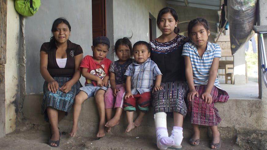 Manuela met haar broertjes, zussen en nichtje
