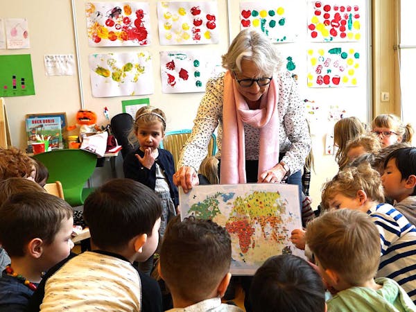 Andrien laat op wereldkaart zien waar Liliane Fonds actief is