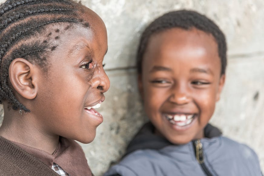 Celestine lacht met haar vriendin