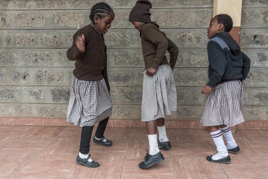 Celestine speelt met haar vriendinnen