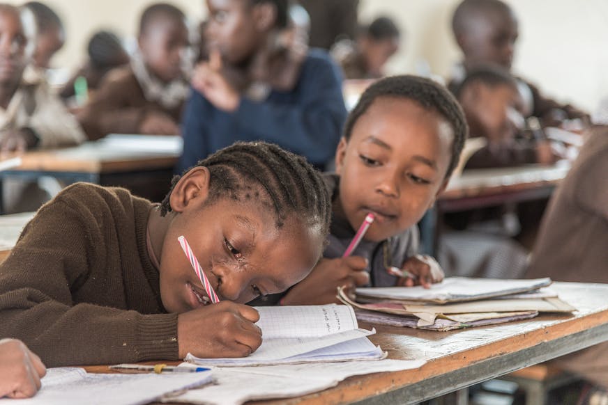 Celestine aan het schrijven in de klas