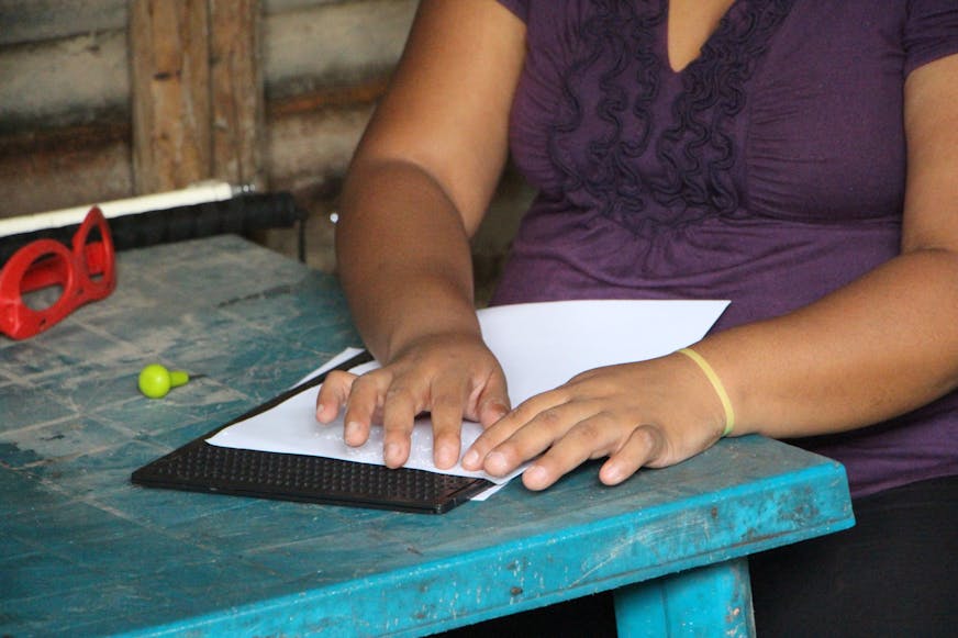 Claudia leest braille