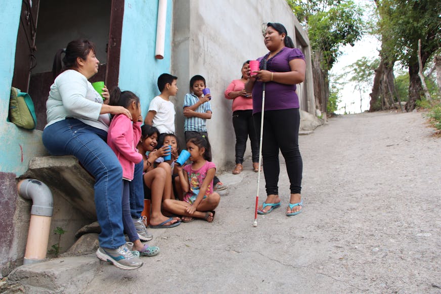 Claudia met haar buren