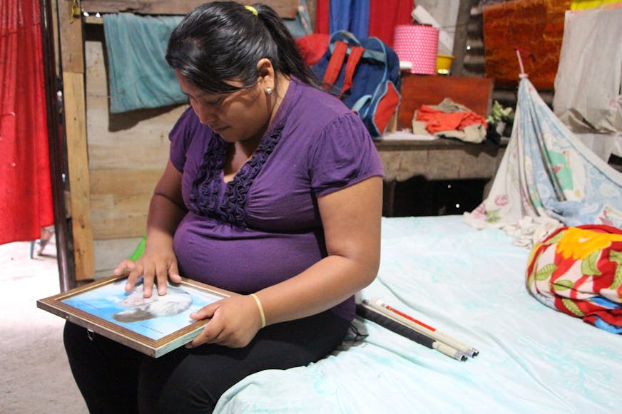Claudia zit met de foto van haar dochter