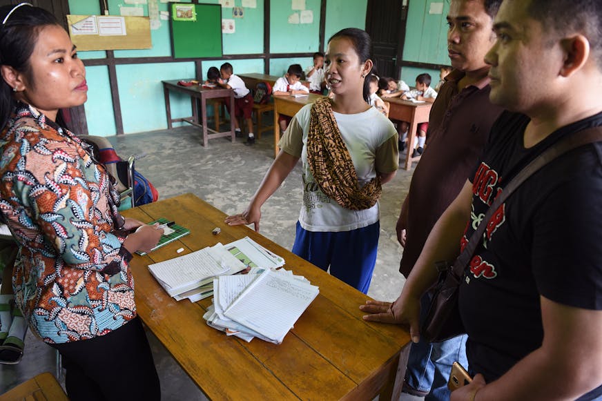 Ouders en veldwerker in overleg met juf
