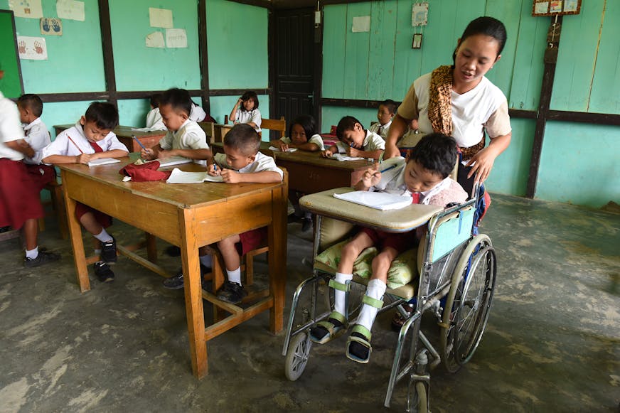 Moeder brengt Moses in rolstoel in de klas