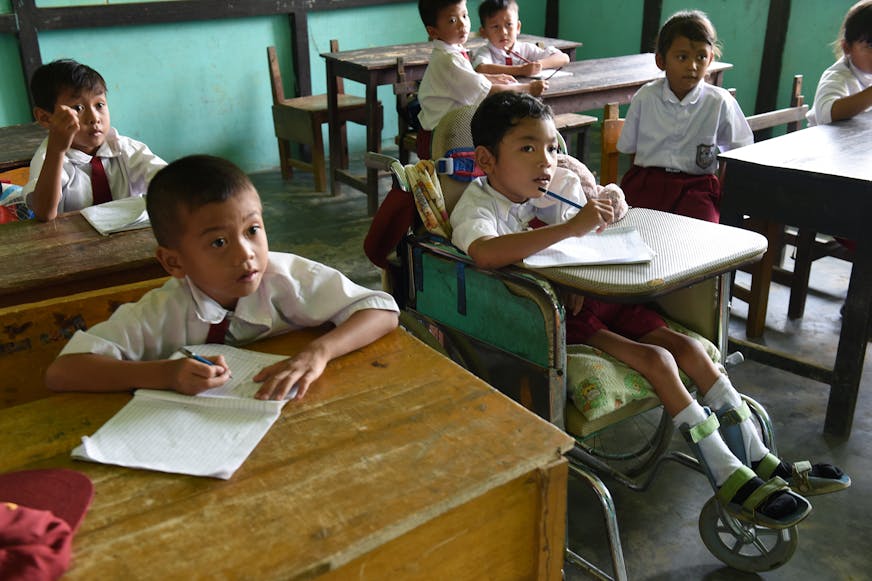 Moses schrijvend in de klas