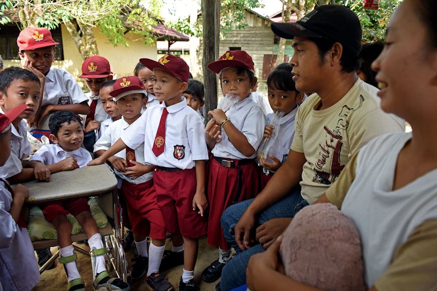 Moses met klasgenoten en zijn ouders