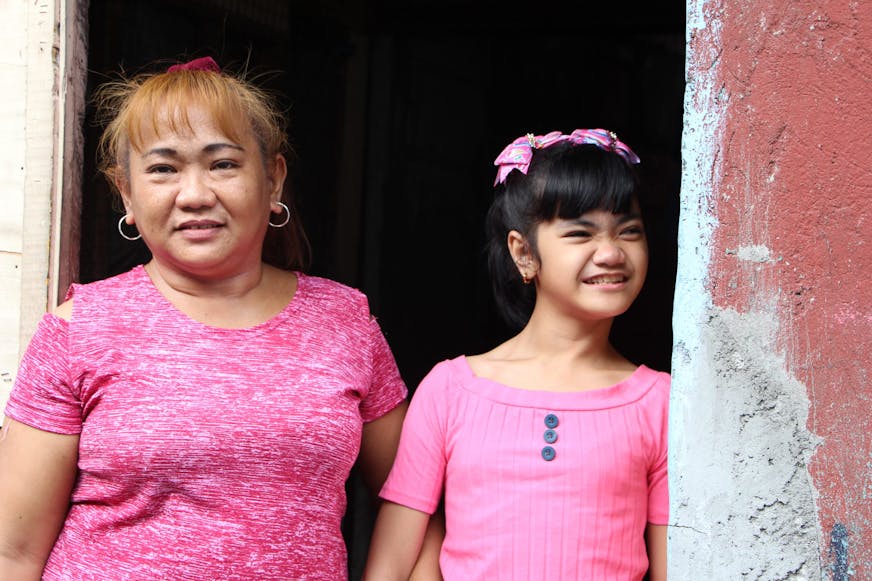 Aisha samen met haar moeder