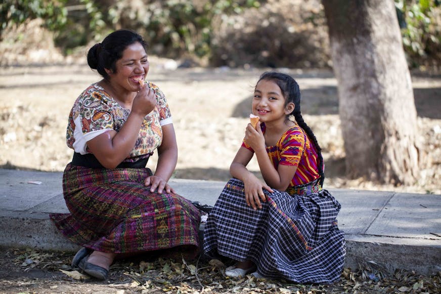 Johana en moeder eten een ijsje
