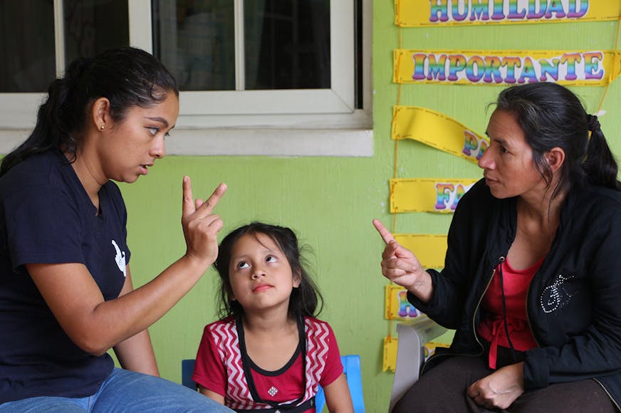 Ethny en moeder Dévora leren gebarentaal