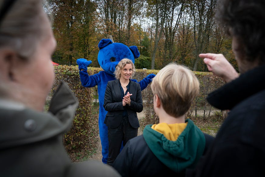 In het doolhof krijgen kinderen aanwijzingen in gebarentaal