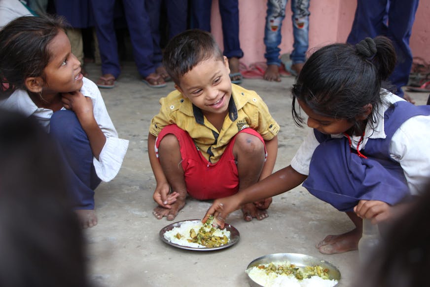Shahzad geniet van de lunch