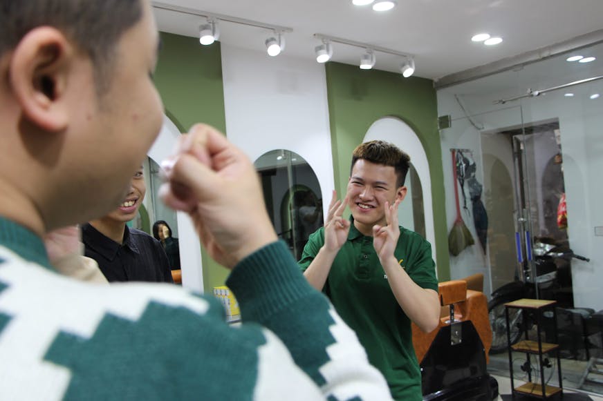 Thanh in gesprek met Vu en andere leerlingen