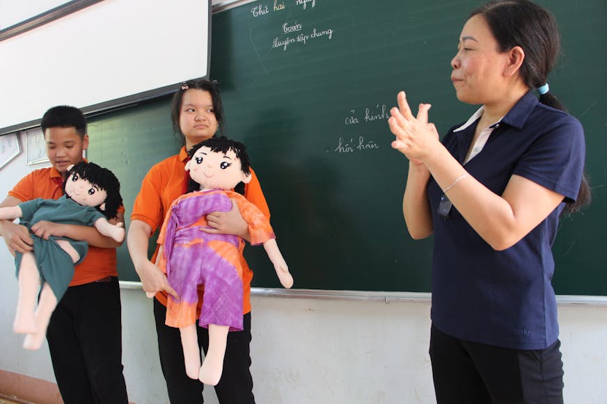 Dove kinderen (ambassadeurs) geven SRGR-voorlichting aan andere leerlingen