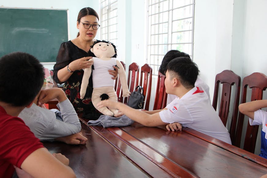 Jongeren met een handicap krijgen voorlichting over persoonlijke hygiëne.