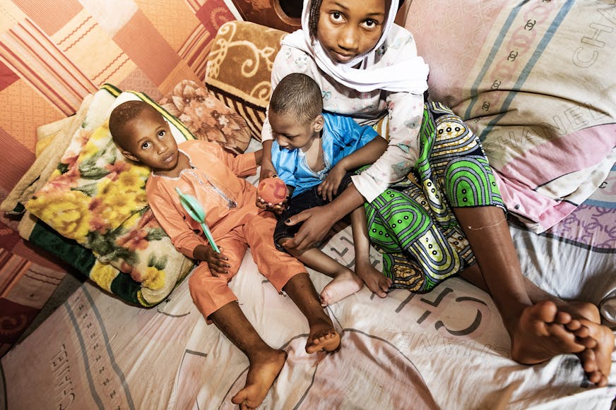 Alidou met broer en zus