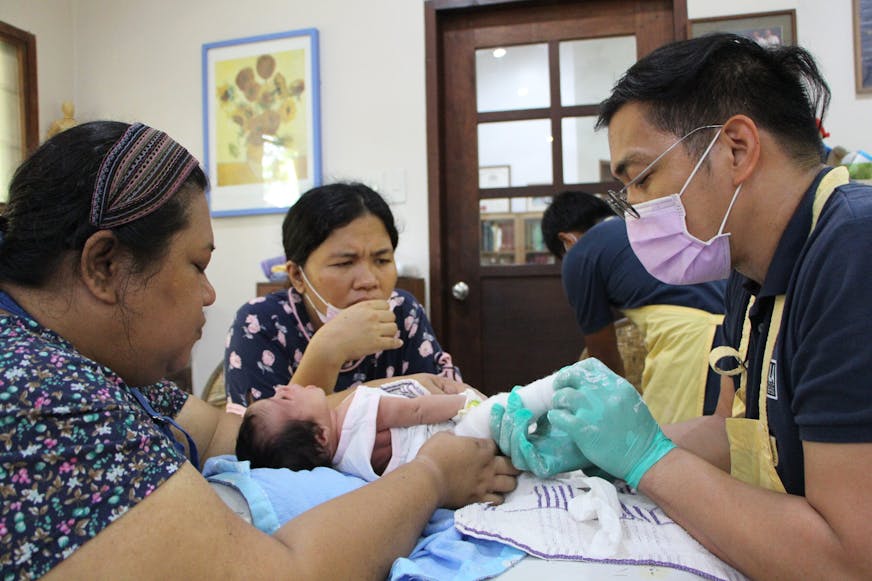 Noelle tijdens gipsbehandeling