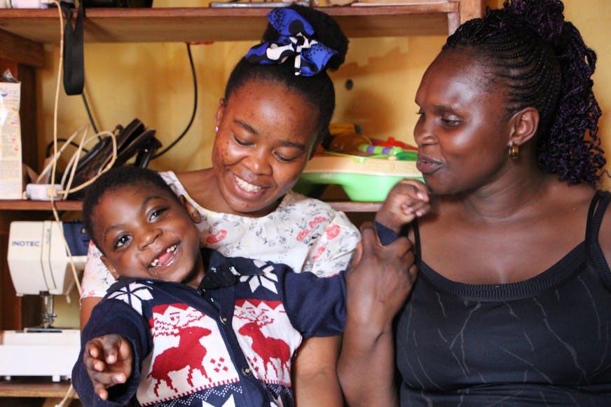 Adin met moeder en CBR-student