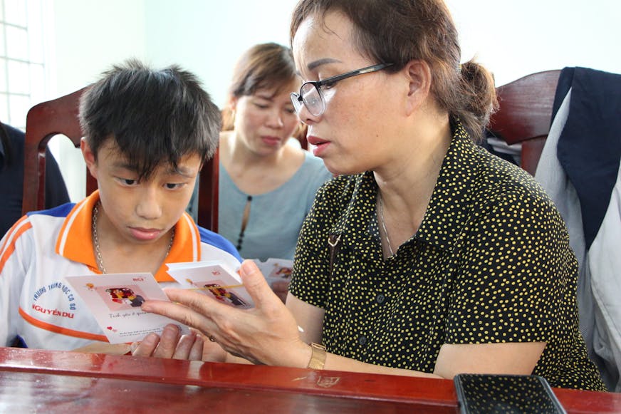 kind in gesprek met ouder_verzorger over SRGR-onderwerpen