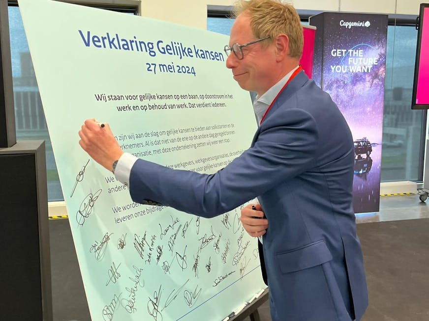 Erik Ackerman ondertekent verklaring