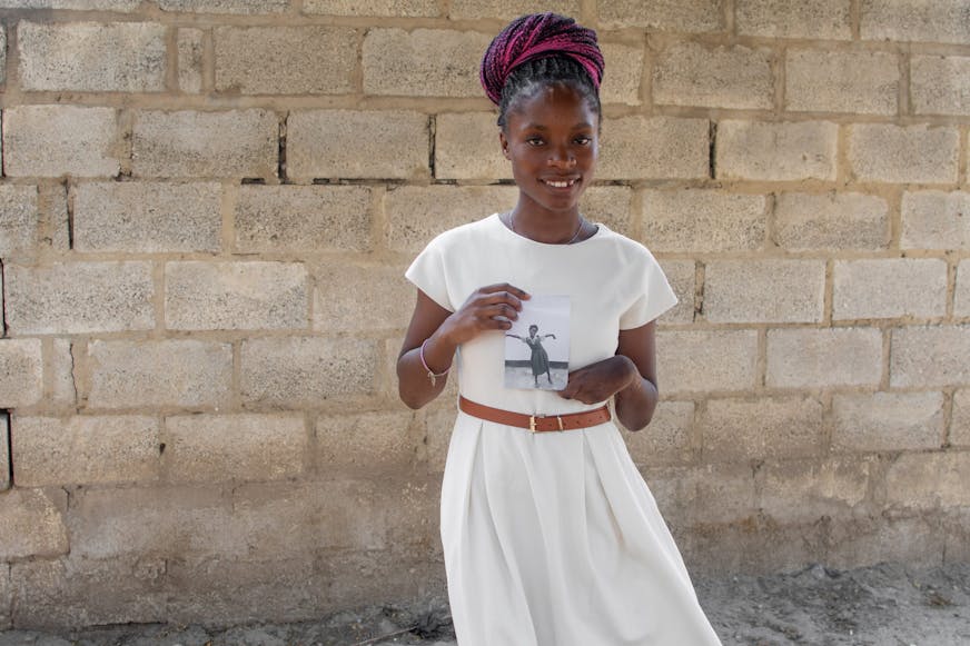 Christabel toont haar jeugdfoto