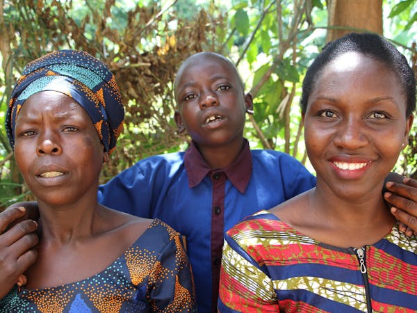 Mugisha met moeder en Afissa Uwanyuze
