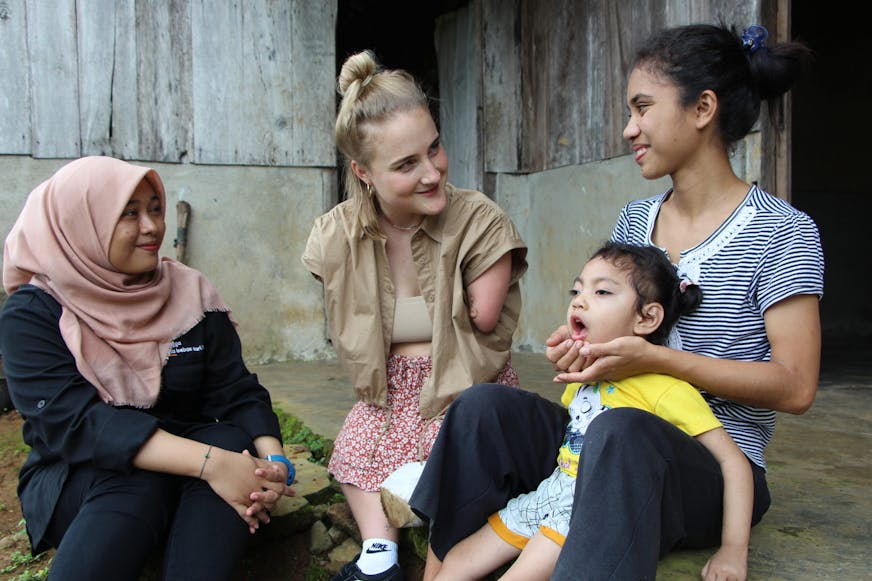 Eva Eikhout ontmoet Kolbi en haar moeder in Indonesië