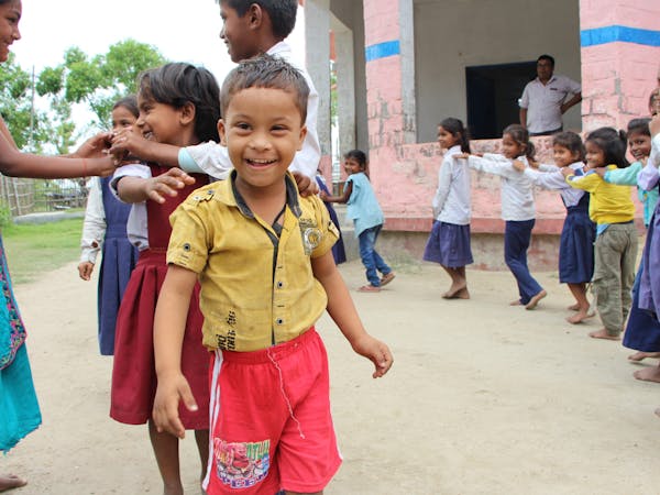 Shahzad op school bij het buitenspelen