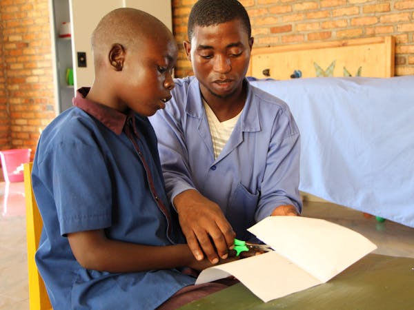 Mugisha met ergotherapeut